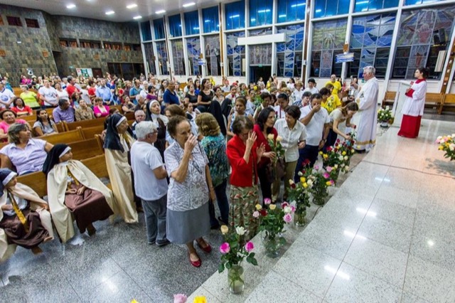 Festa de Santa Teresinha revela a beleza da Misericórdia Divina