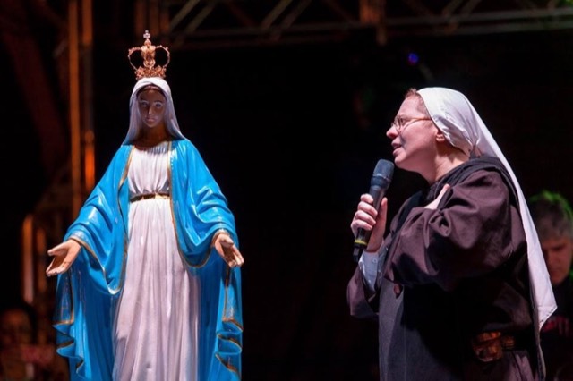 Emoção e devoção na festa de Santa Teresinha 2015